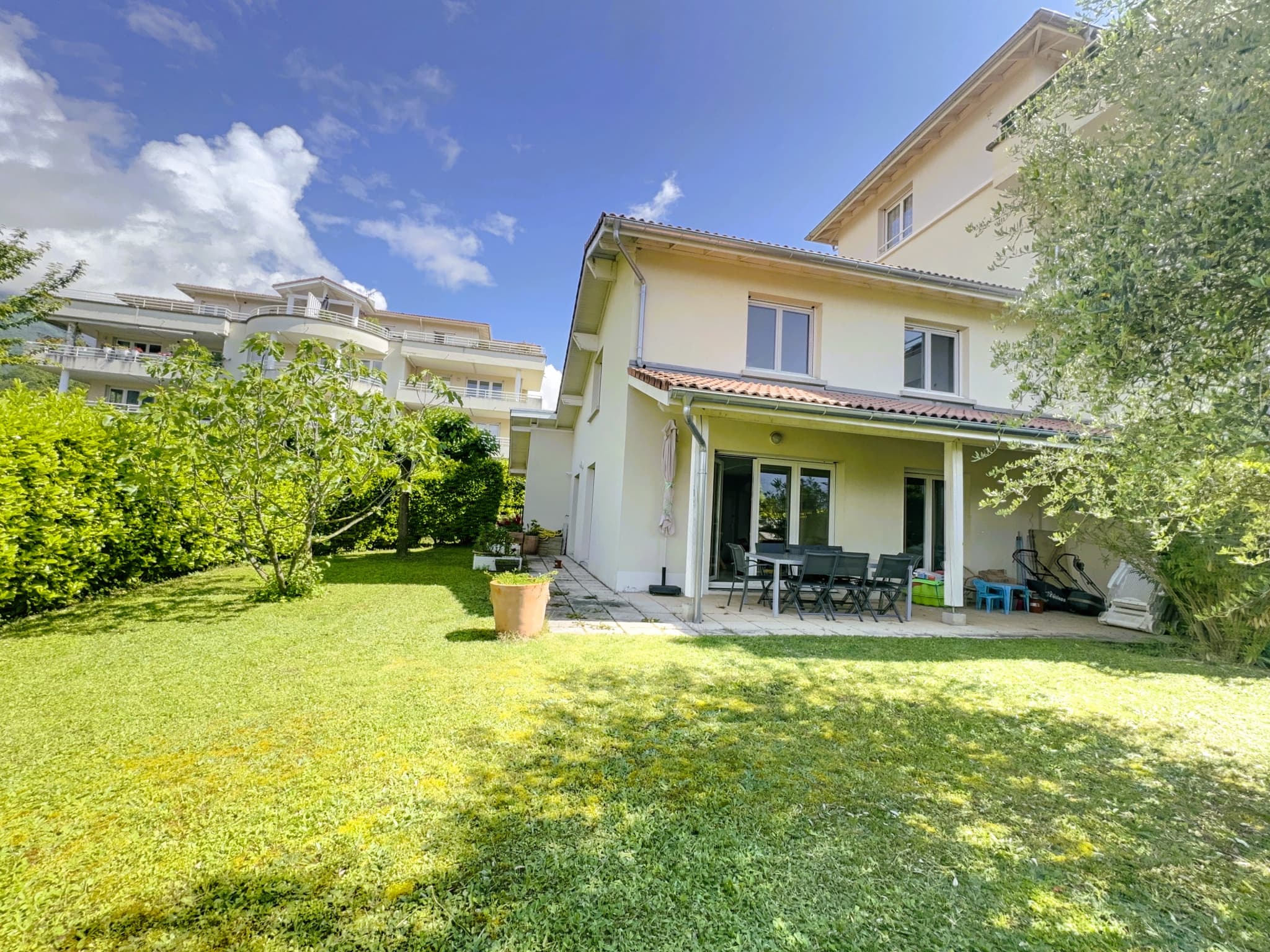 Charmante Maison Mitoyenne de 95 m2 avec Jardin Privatif et