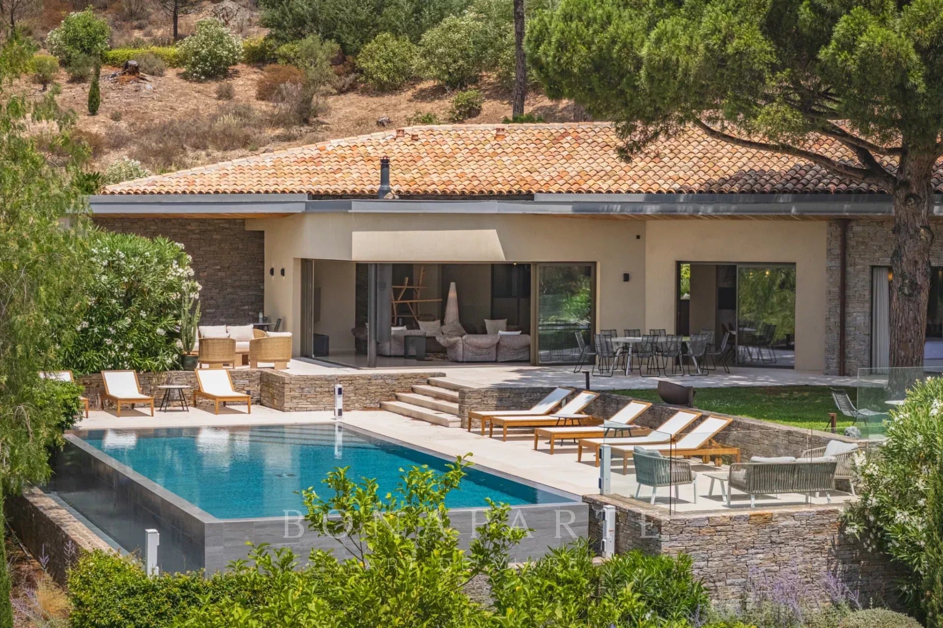 Villa contemporaine de prestige – Ramatuelle, proche plages de Pampelonne