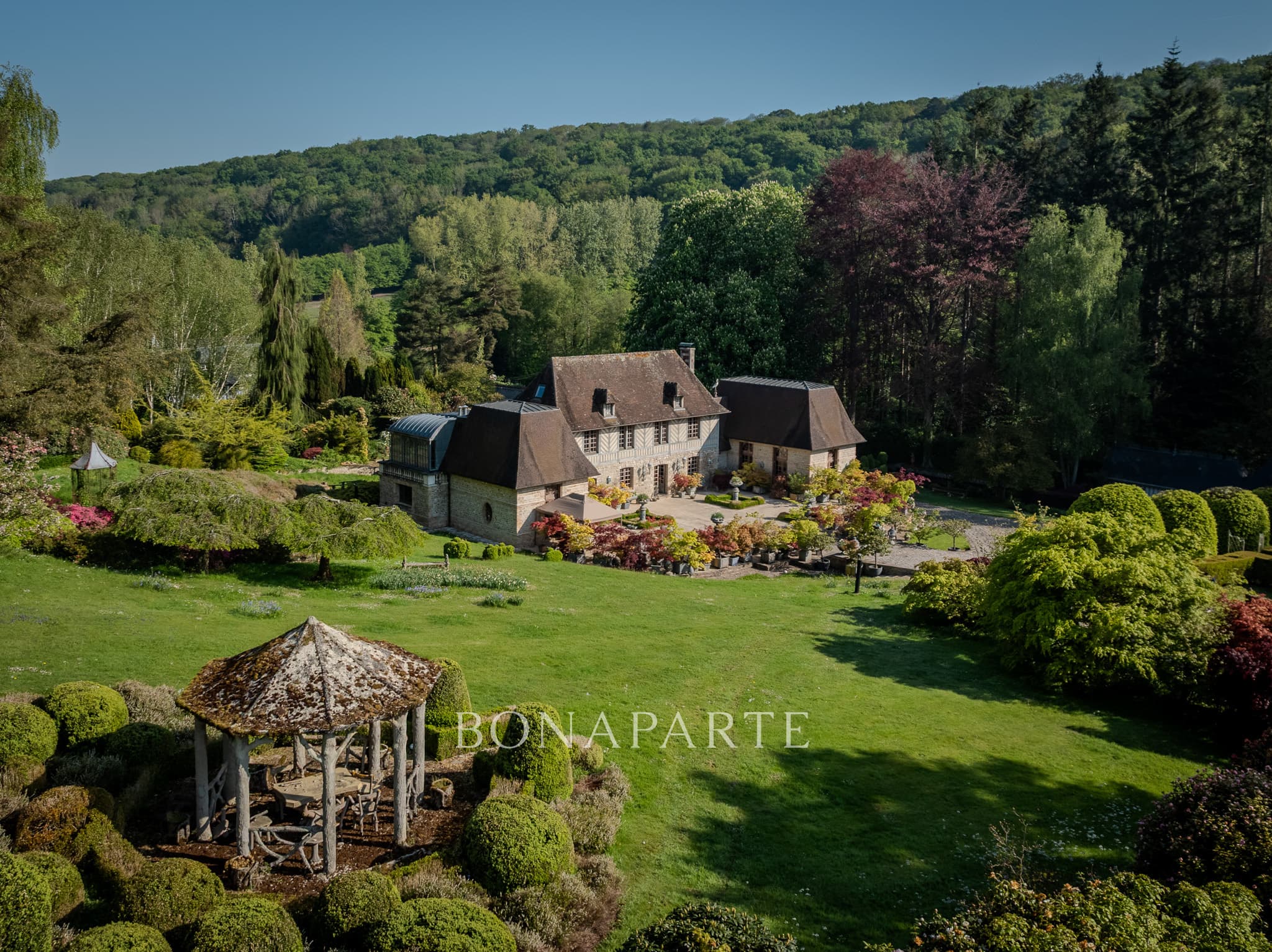 Manoir et ses annexes à proximité de Deauville